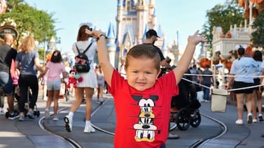 (Video) Niño sorprende con lo que le dijo a Mickey Mouse durante su visita a Disney