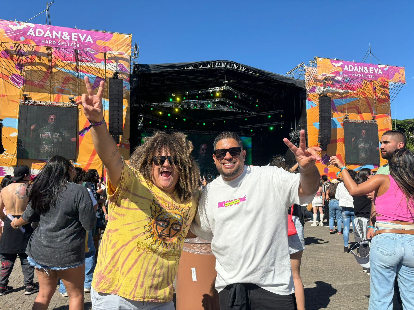 Choché Romano y Rigoberto Alfaro "Gallina" pasaron un gran rato y aprovecharon la tarde de sol de la primera fecha del Festival Picnic. Foto: Jorge Arturo Mora