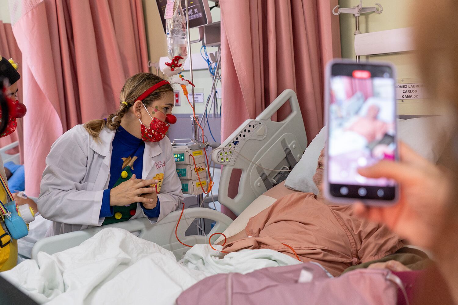 Doctores payasos curan a los pacientes de los hospitales con humor y amor