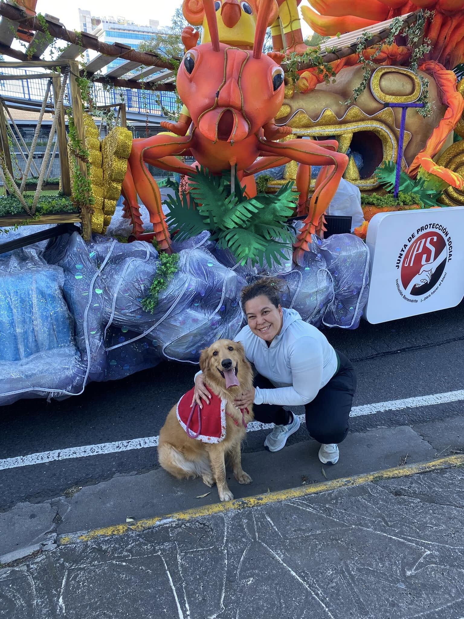 En diciembre del 2023, la vida de doña Karen Alvarado dio un giro inesperado. Sus hijos, ya adultos, notaron que hacía falta una nueva compañía en casa y decidieron darle la sorpresa más tierna de su vida: una perrita golden retriever llamada Chloe