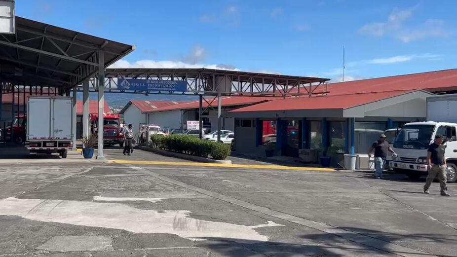 La emergencia ocurrió cuando el trabajador realizaba cortes en estañones que tenían residuos de alcohol isopropilico, es decir un material altamente inflamable. Foto: Bomberos
