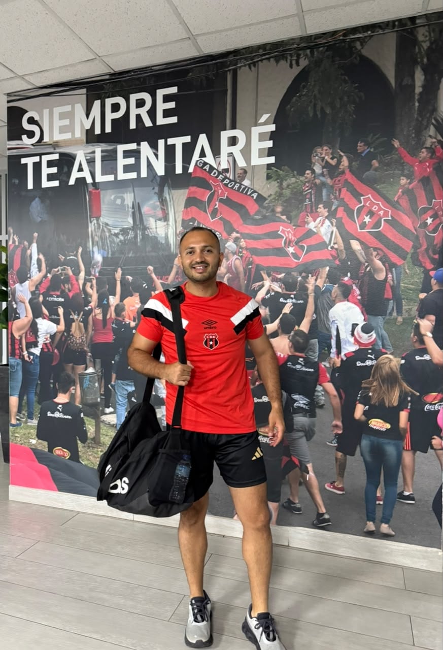 Anthony Porras lució feliz de la vida con los colores de Alajuelense.