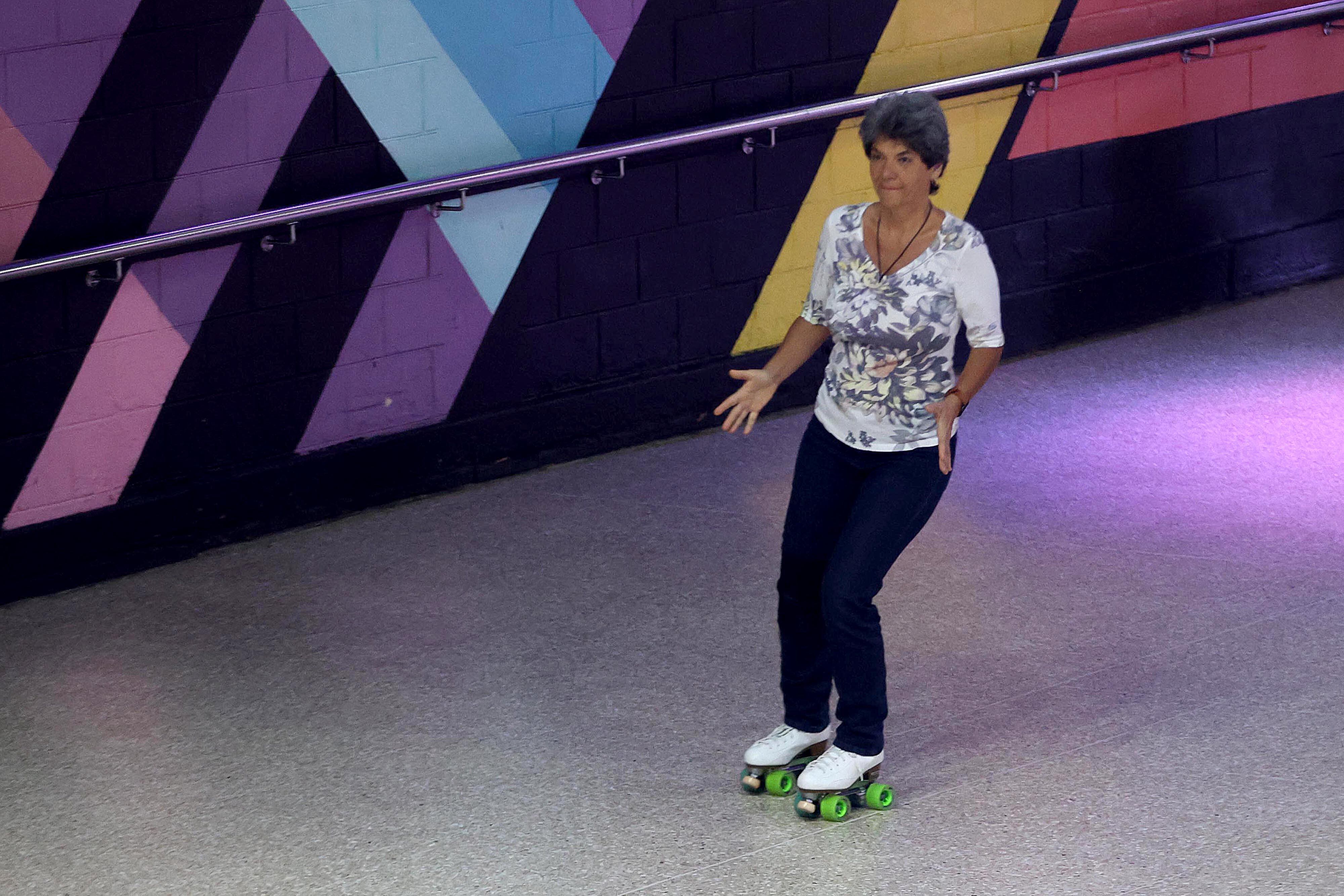 04/03/2024 San Pedro. Patinadores, del grupo de veteranos que todos lunes patinan en el Salón de Patines Music. Foto: Rafael Pacheco Granados