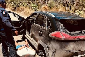 Le roban dinero de planilla, los persigue a pedradas y provoca vuelco del vehículo