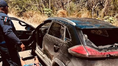 Le roban dinero de planilla, los persigue a pedradas y provoca vuelco del vehículo