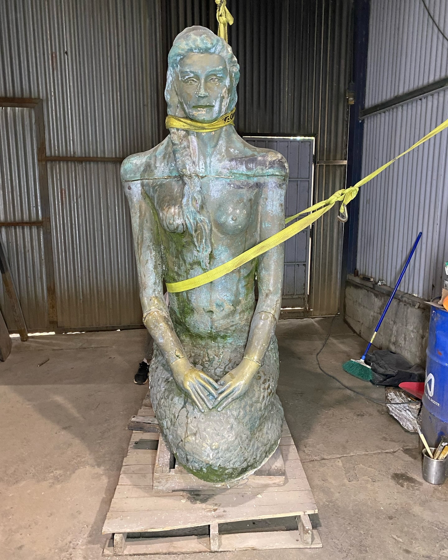 La sirena de Esterillos ya regresó al lugar que ama, el mar, permitiendo así que don Fernando Mora Jiménez pueda seguir soñando con ella, sobre todo ahora que la dejaron más guapa que nunca antes.