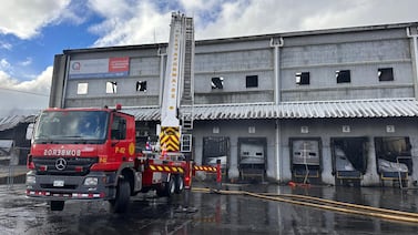 “Ya controlamos el área más peligrosa”: bombero relata cómo ha sido la lucha contra el incendio en Desamparados