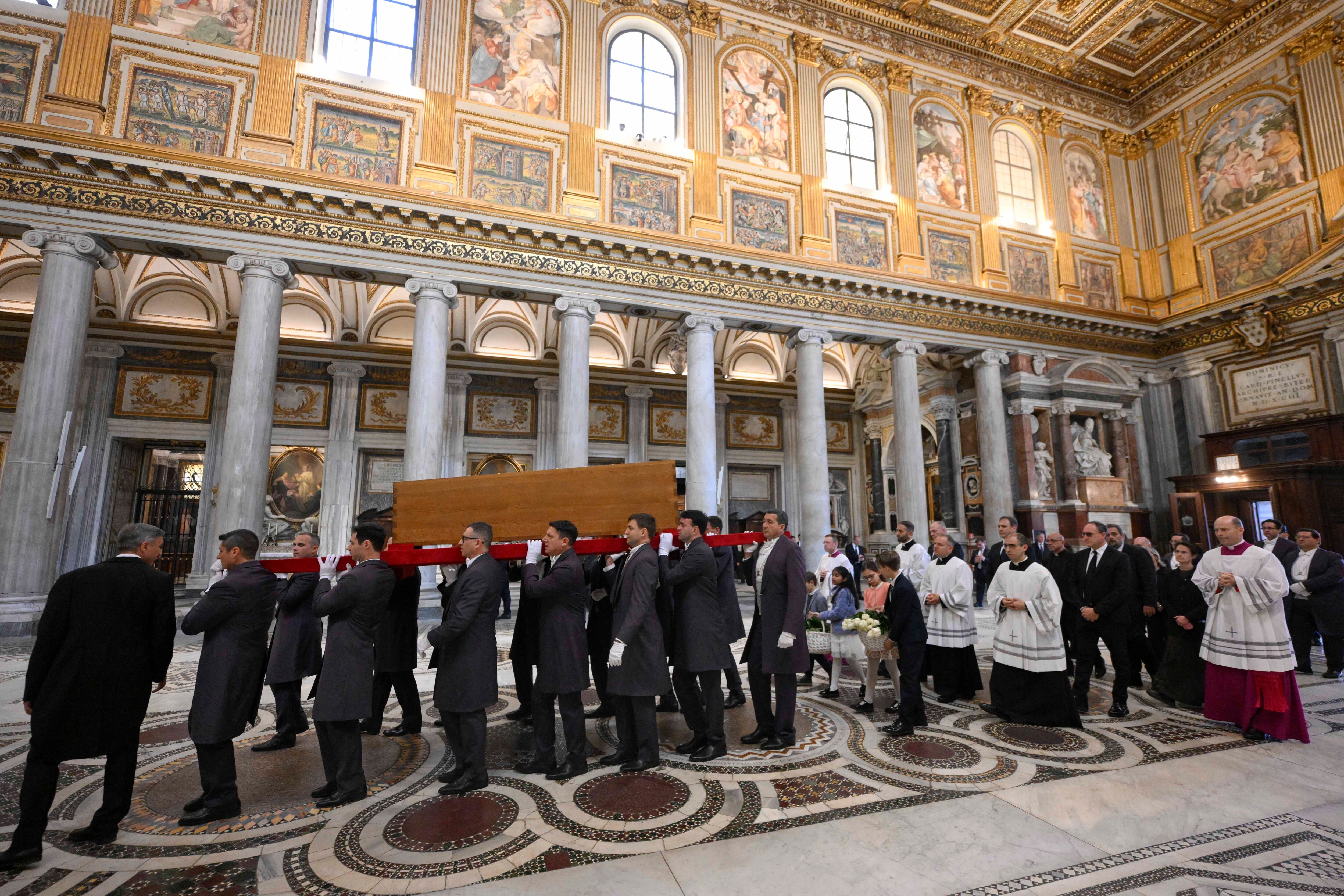 Esta foto, tomada y publicada este 26 de abril por The Vatican Media, muestra a los portadores del féretro del difunto Papa Francisco al final de su funeral, en la Basílica de Santa María la Mayor, su última morada, en Roma. Fotografía: