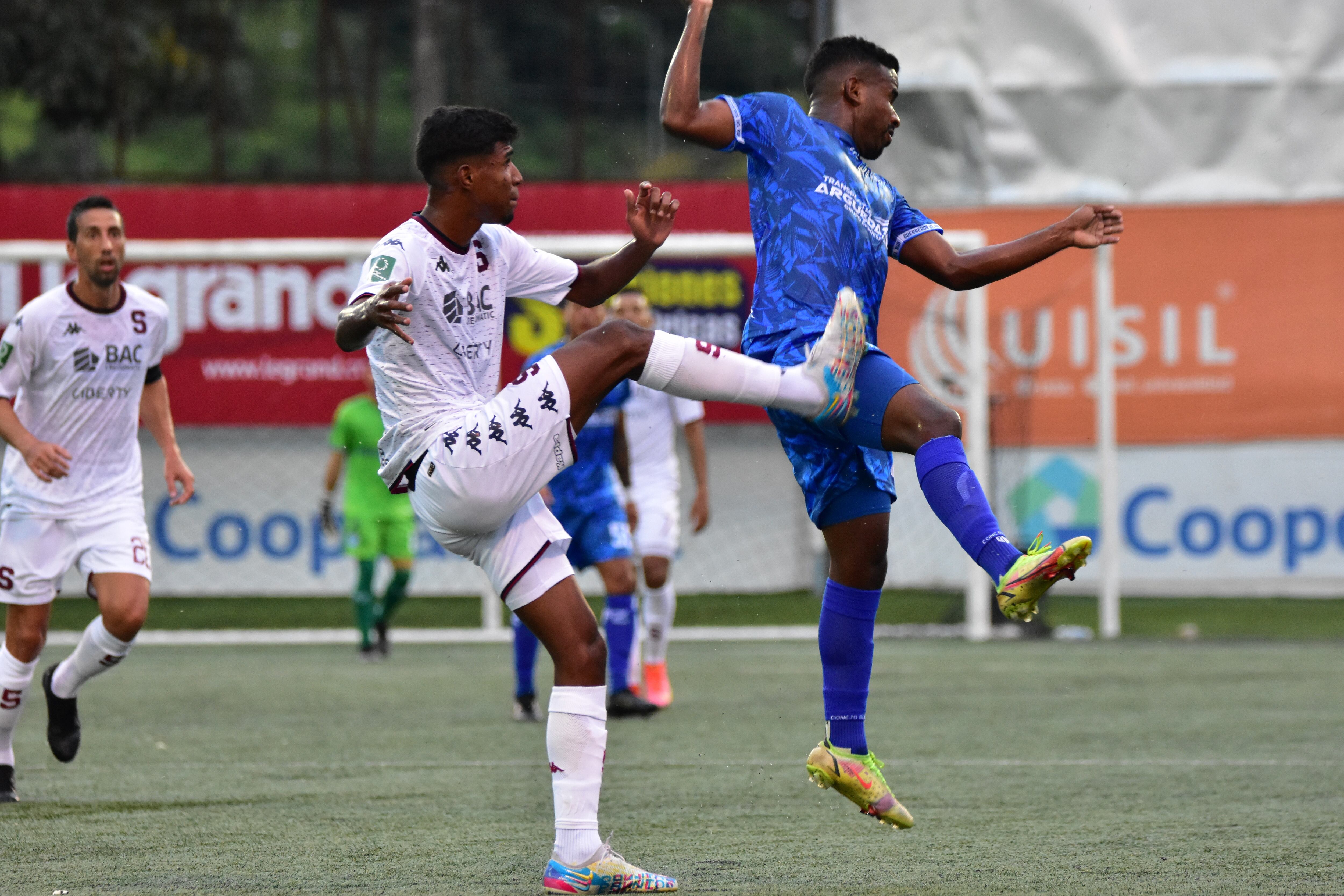 Los hermanos Gerald y Randy Taylor se enfrentaron el miércoles anterior, en el juego entre Saprissa y Pérez Zeledón. Prensa PZ.