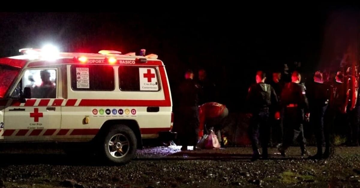 Un hombre de 14 años quedó atrapado en un terreno movedizo en Bella Vista, Siquirres. (Foto: Cortesía Reiner Montero, corresponsal de GN)