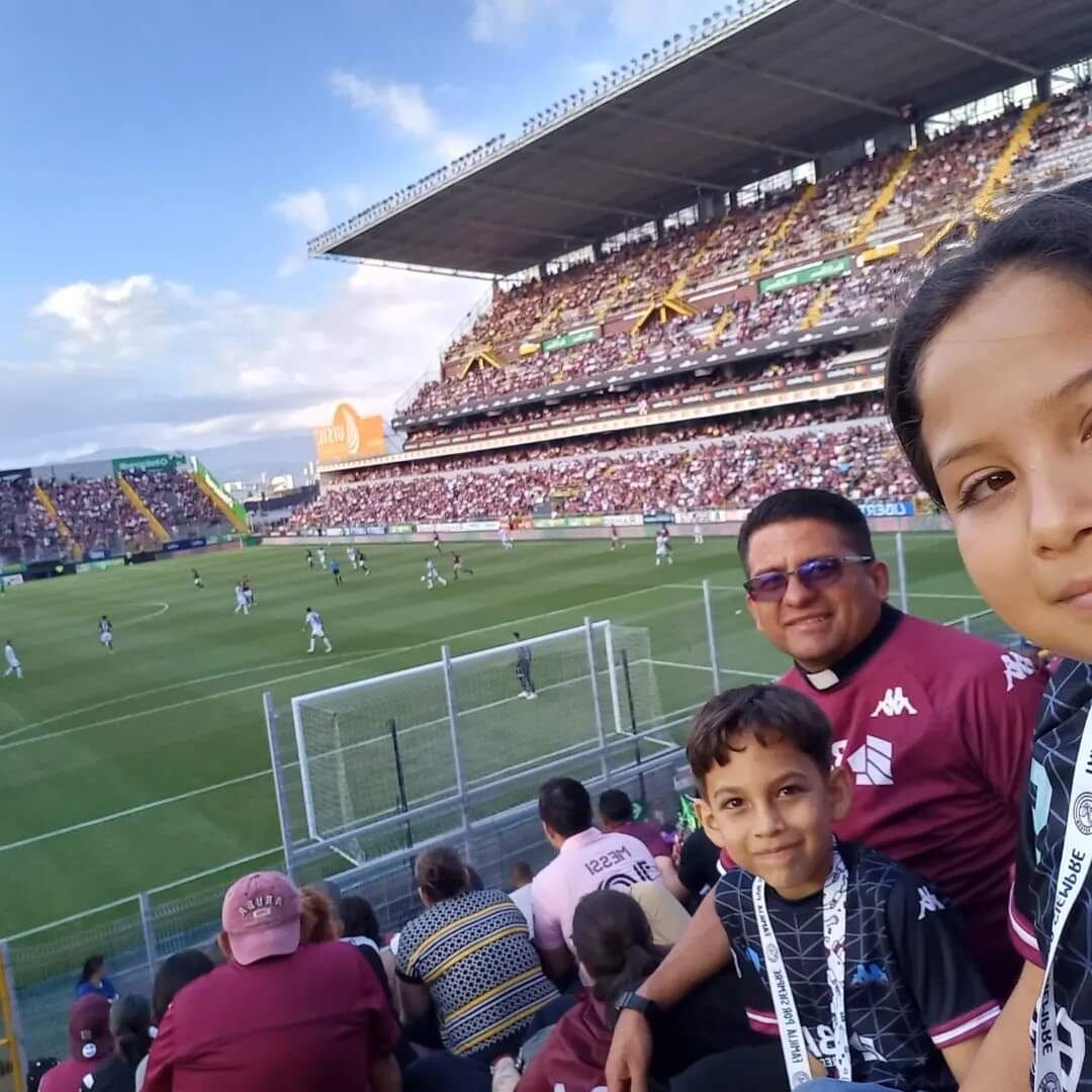 El padre Norberto Esteban Ramírez es feliz viendo al Deportivo Saprissa desde la gradería de sol sur. Cortesía.