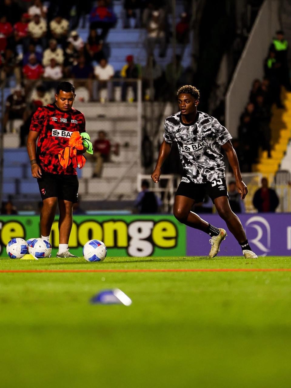 Rashir Parkins, durante el calentamiento en el estadio de Tegucigalpa. El volante de Alajuelense debió ser trasladado al hospital tras el partido ante Olimpia.