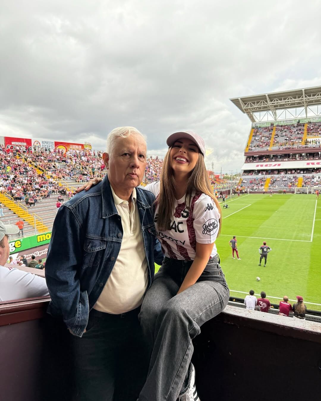 Sabrina Herrera, hija de Everardo Herrera, no se aguantó la emoción por lo que hizo su papá 40 años después a petición de ella y lo gritó a todo galillo en sus redes.