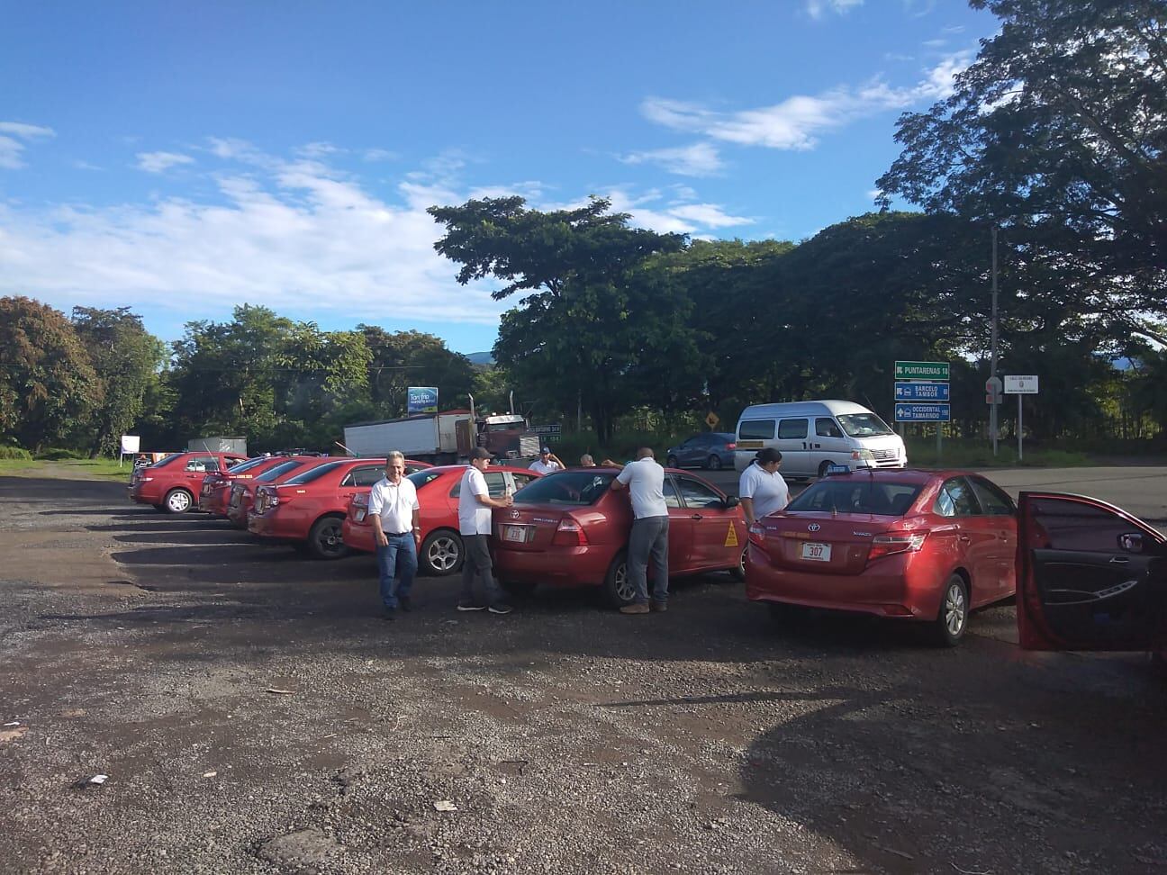 Diferentes sectores de taxistas y autobuseros del país se tiraron a la calle este primero de setiembre para protestar porque  consideran que el Gobierno les dio la espalda con sus necesidades.