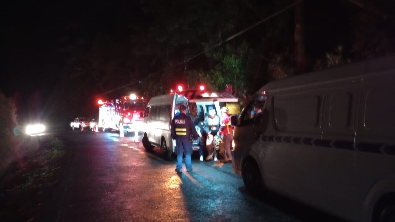 Seis personas fueron trasladadas a centros médicos, cuatro en condición urgente.