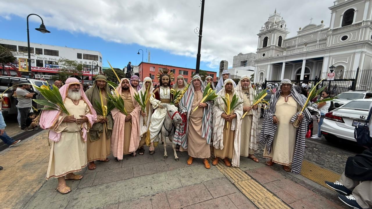En la procesión de las palmas organizada por la catedral Metropolitana en San José, hubo 12 apóstoles que acompañaron todo el trayecto entre la iglesia la Soledad y la catedral. Ellos son del movimiento Hombres en Victoria