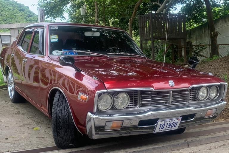 Para Diederick Cantillo Solano su Datsun 220C de 1977 no es un carro cualquiera, es su compa de vida, crecieron juntos y lo ha visto toda la vida, por eso es su amigo de grandes aventuras y lo amó desde que lo conoció.
