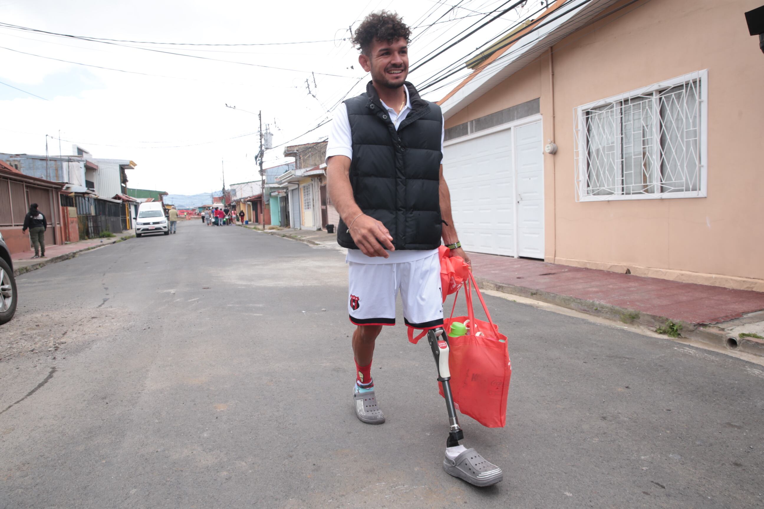 26/01/2024/ Contaminación del agua en Tibás, Moravia Guadalupe afecta a vecinos y comercio, funcionarios del A&A suministran agua en Calle Blancos / foto John Durán