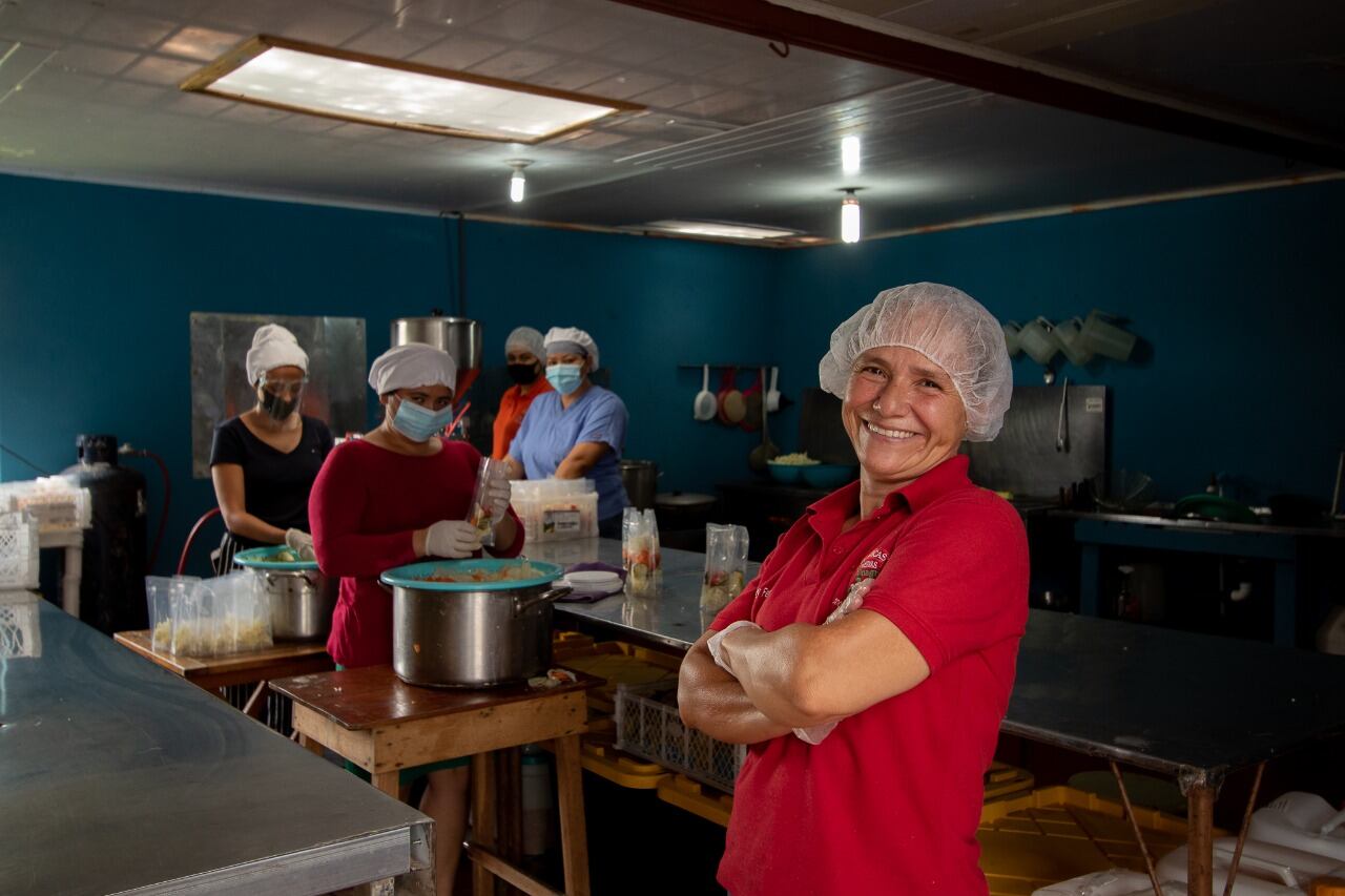 Doña Mirley Fernández González, quien tiene 55 años, comenzó en el 2009 a producir ella solita las chileras Pican-Ticas que ahora se venden hasta en supermercados