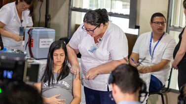 CCSS vacuna, de gratis, a mujeres embarazadas contra un peligroso virus, ¡así puede participar!