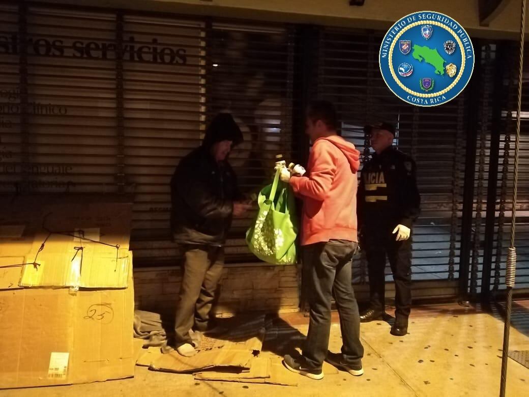 Policías llevan ayudas a indigentes de Heredia. Foto MSP.