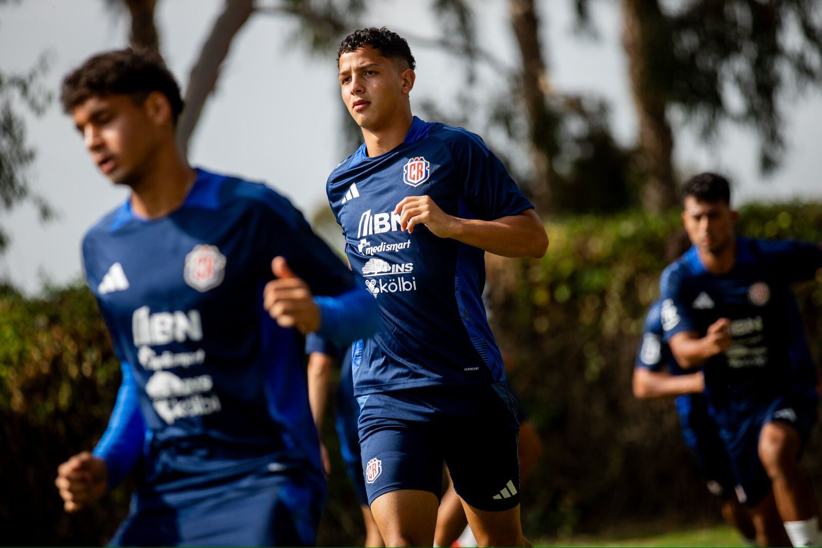 El atacante de la Selección de Costa Rica, Andy Rojas (adelante) es el tercer jugador más joven de la Copa América. Warren Madrigal ocupa el puesto 10 en esta lista.