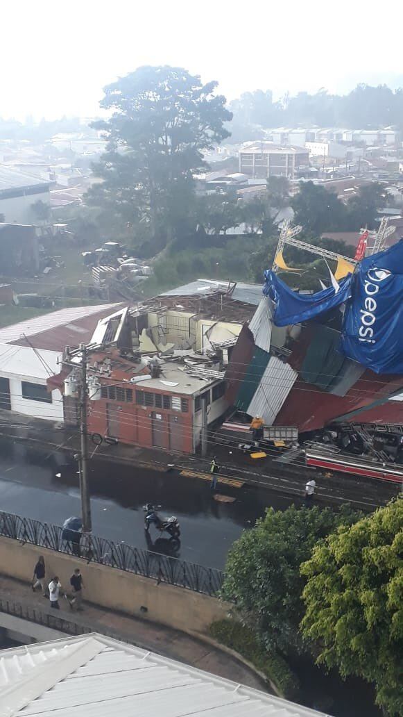 Torbellino causa estragos en Cartago. Foto cortesía.