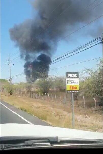 Incendio destruye 31 carros de rent a car en Liberia. Foto Bomberos.