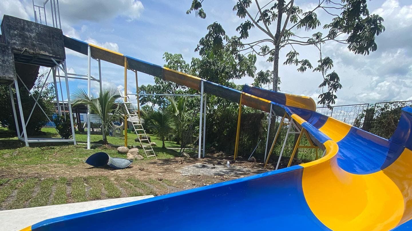 Balneario Aguas Claras se ubica 200 metros sur de Pequeño Mundo, en Guápiles, Limón.