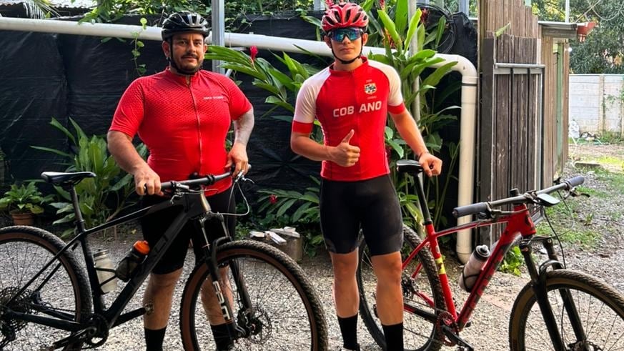 Haswel Campos Masis (18 años), quien es el único atleta de Cóbano. Compite en Limón 2026 entre el sábado 17 y domingo 18 de enero. En la foto con el papá, su inspiración, Denis Campos