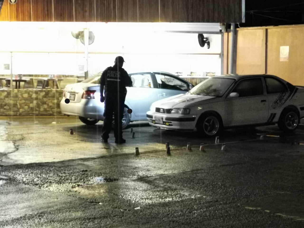 Triple homicidio en parqueo de pizzería en Cariari. Foto Reyner Montero.