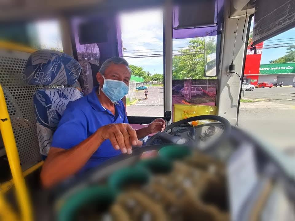 Don Ronald también trabajó por varios años como chofer de bus. Foto Costa Rica Positivo.
