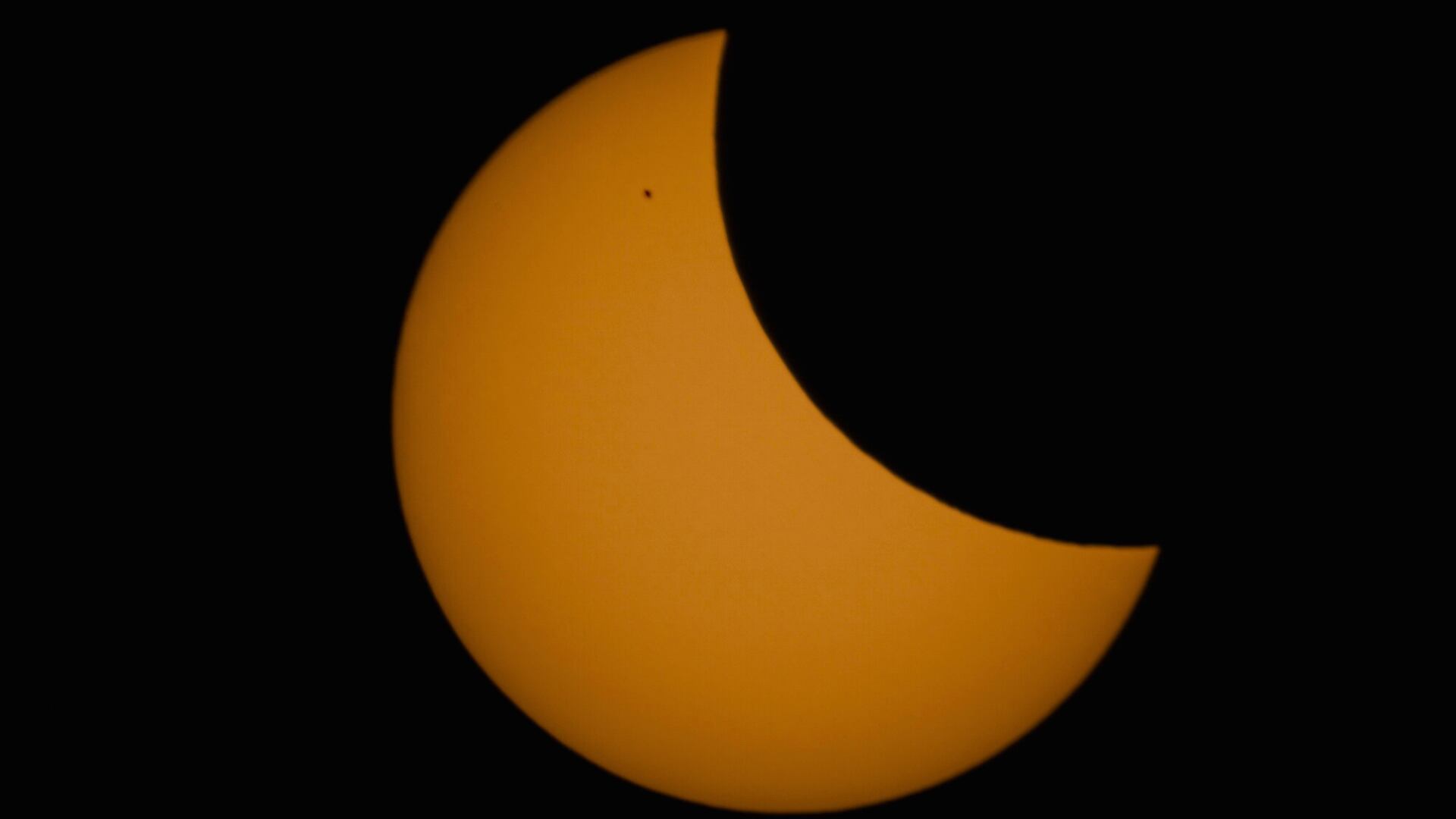 El eclipse solar parcial del sábado 29 de marzo de 2025 será visible desde una amplia franja del hemisferio norte, incluyendo el noreste de Canadá, Groenlandia, gran parte de Europa y regiones del noroeste de África. En lugares como Francia, Italia y Gran Bretaña se espera una cobertura de hasta el 90% del disco solar.
