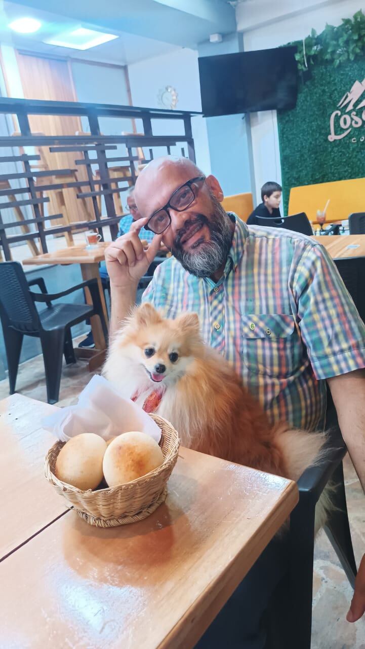 Melissa Cambronero y Carolina Rosales, de 33 y 34 años respectivamente, son dos guapileñas que, junto a su perrita Chiky, viajan en bicicleta de Guápiles a la Patagonia, salieron en agosto del 2024