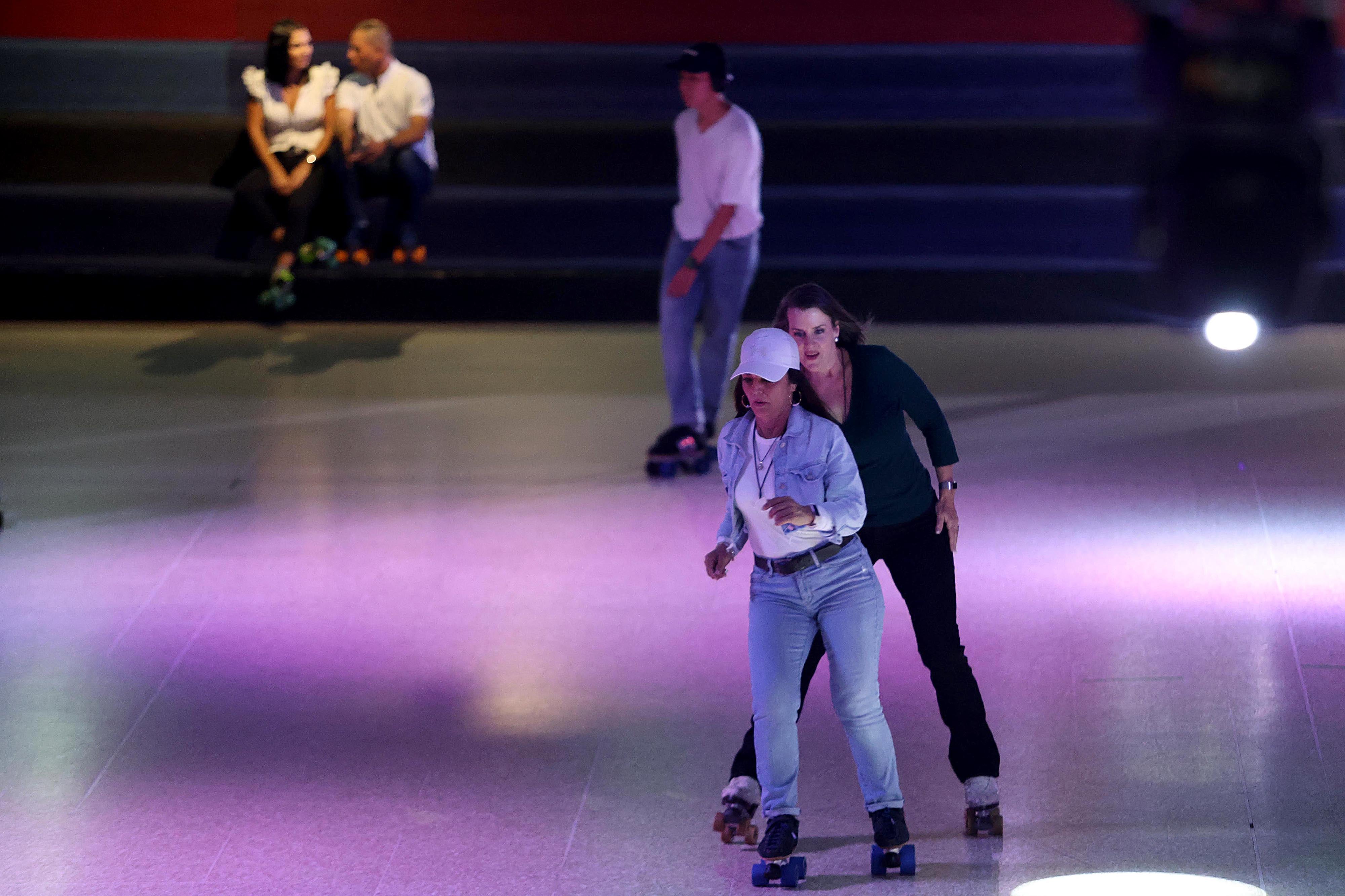 03/04/2024 सॅन पेड्रो. म्युझिक स्केट हॉलमध्ये दर सोमवारी स्केट करणाऱ्या दिग्गजांच्या टीममधील स्केटर्स. फोटो: राफेल पाशेको ग्रॅनॅडोस