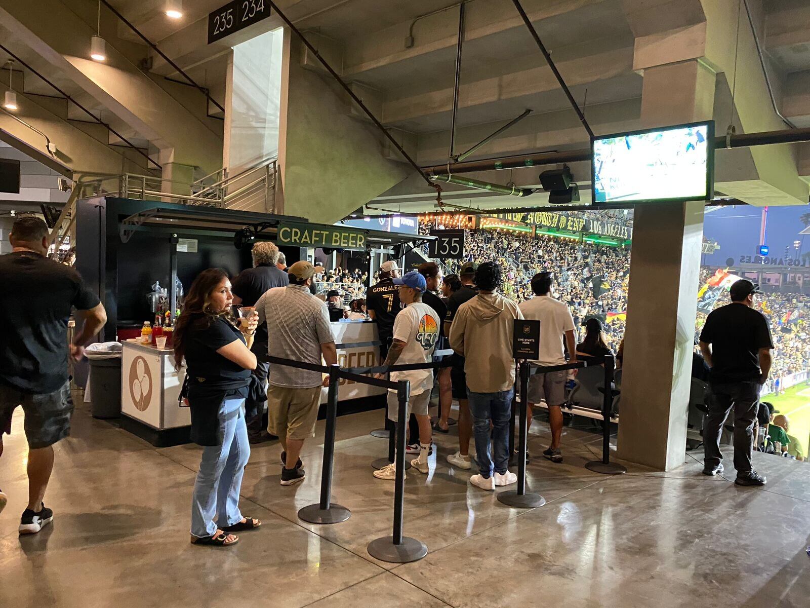 Puede comprar café sin dejar de ver el juego.