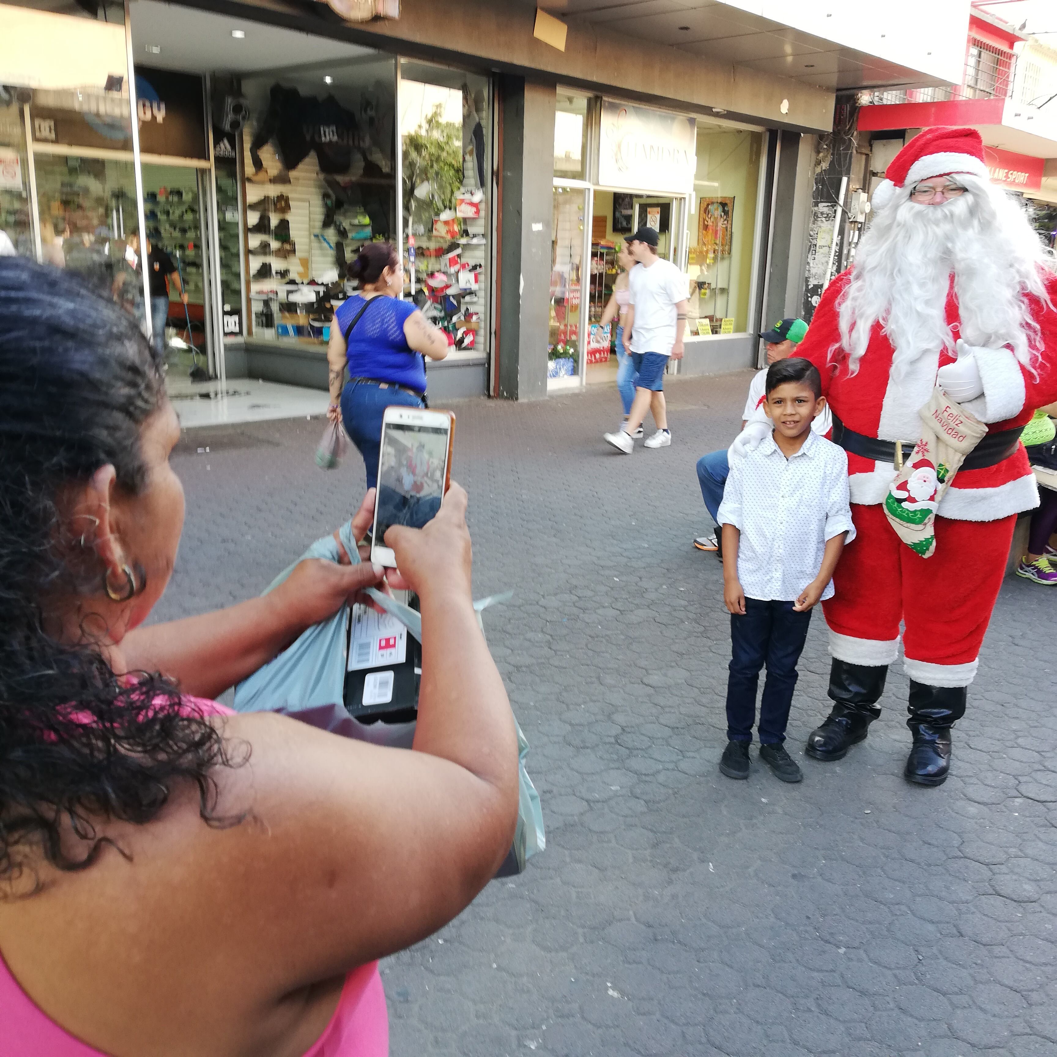 Doña Yorleny Romero le toma una foto a su hijo Bismark Ramírez de 9 años.