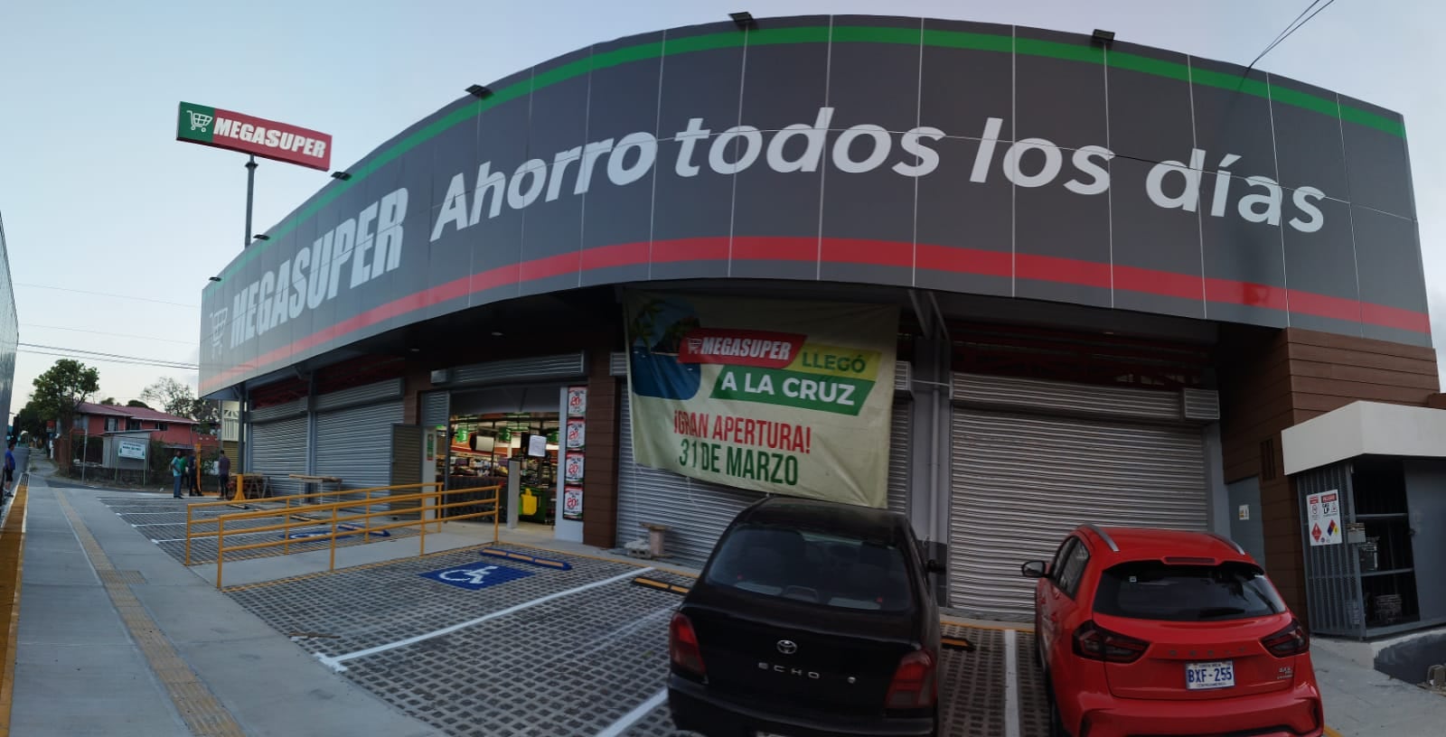 Lilliam Torrentes Estrada dejó toda su vida en La Cruz, Guanacaste, hace 23 años, en busca de un mejor futuro económico en San José. A mediados del pasado mes de marzo regresó a ese cantón guanacasteco con el título universitario bajo el hombro y trabajo fijo