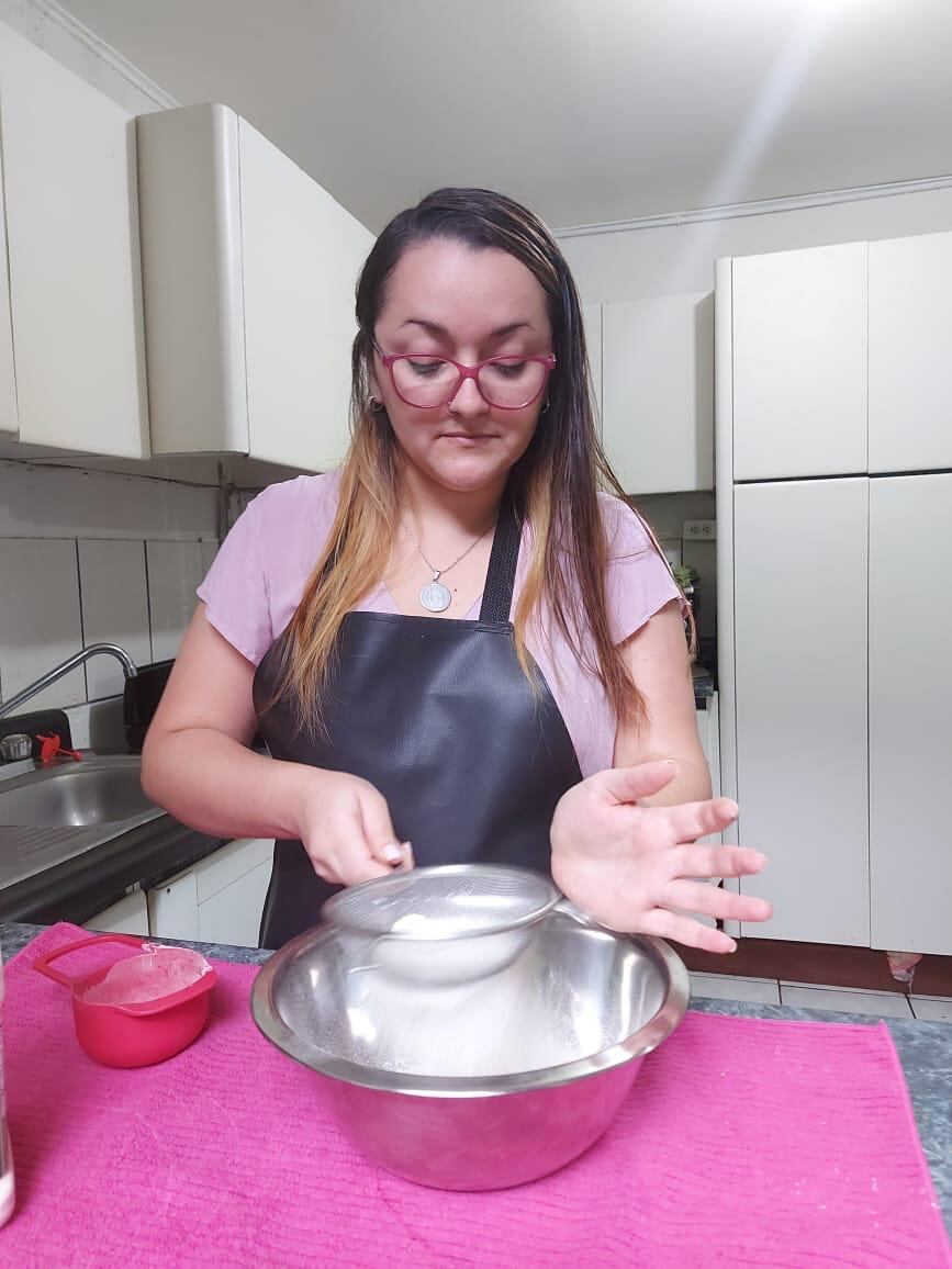 Monserrat Chacón Ramírez, en tiempos de pandemia, creó Carambola Repostería y le va muy bien.