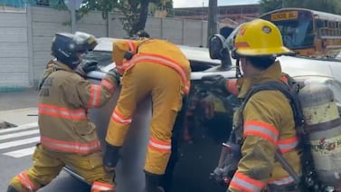 Mujer resulta herida tras aparatoso vuelco de vehículo cerca de escuela en San José