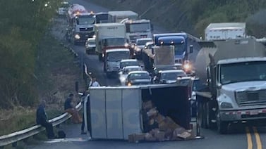 Camión se vuelca tras choque y provoca largas presas en la carretera Bernardo Soto