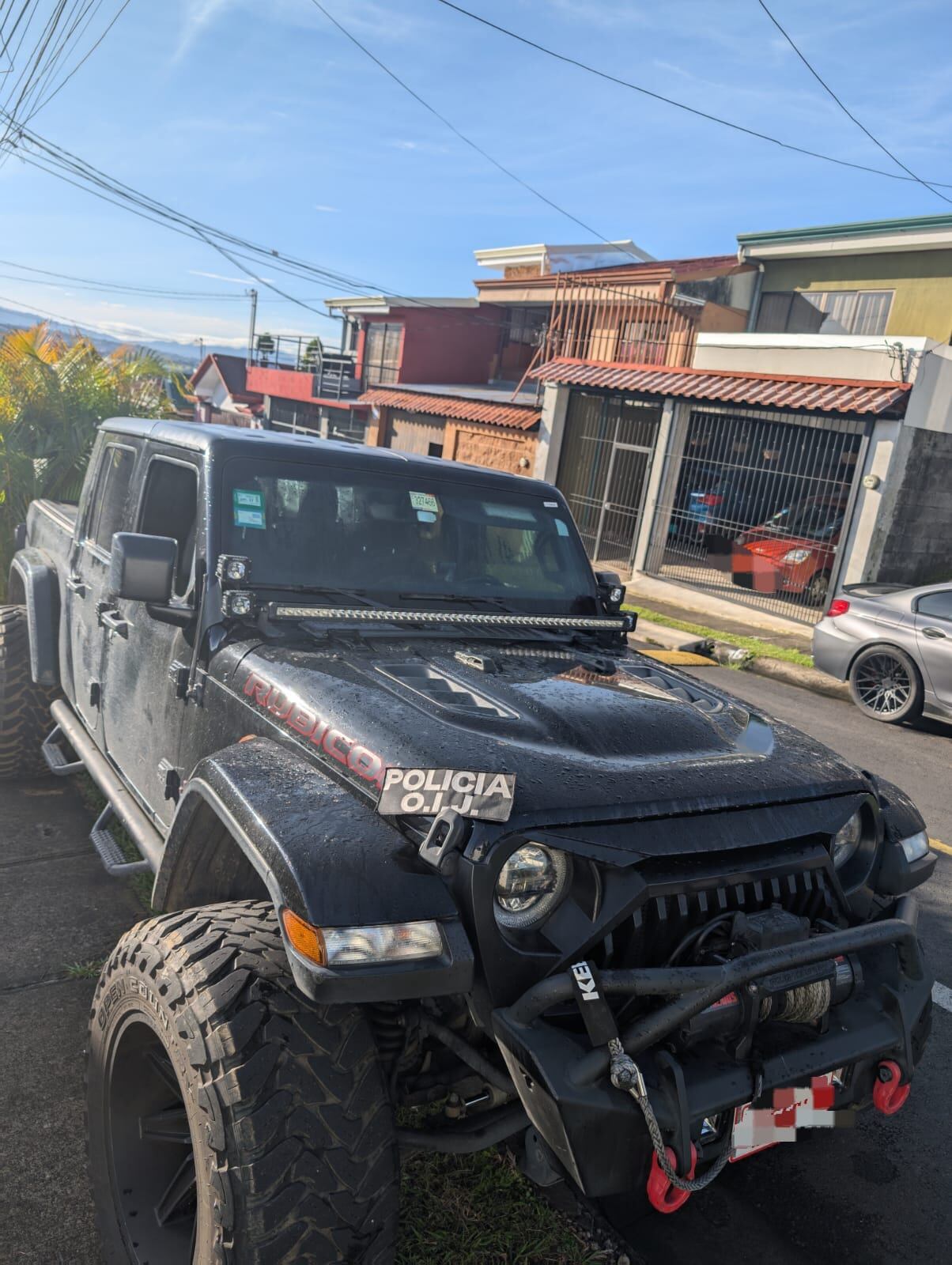 Un Jeep Rubicon, así como dos automóviles jeep y un BMW es parte de los lujos que tenían los esposos sospechosos de lavar dinero por medio de préstamos gota a gota. Foto: OIJ