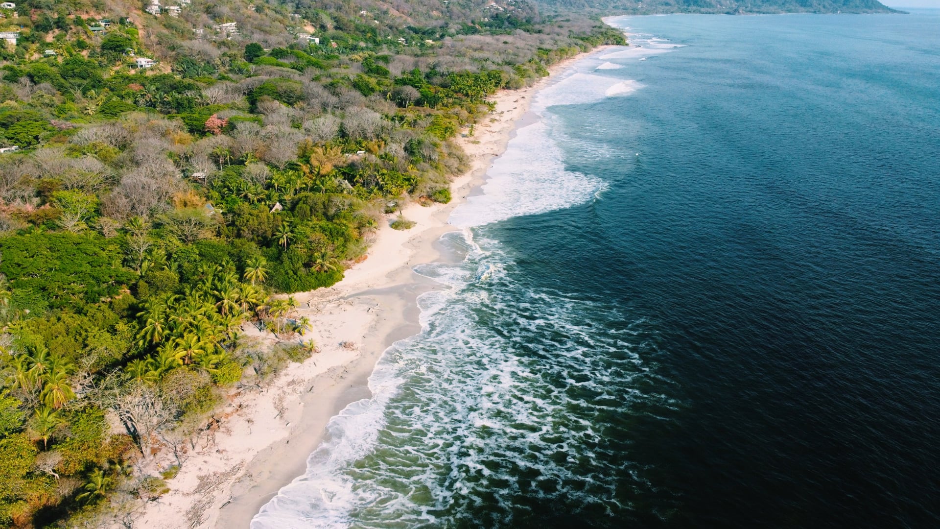 Santa Teresa fue reconocida como la playa más 'cool' de Costa Rica por su estilo de vida relajado, surf, atardeceres y entorno natural.