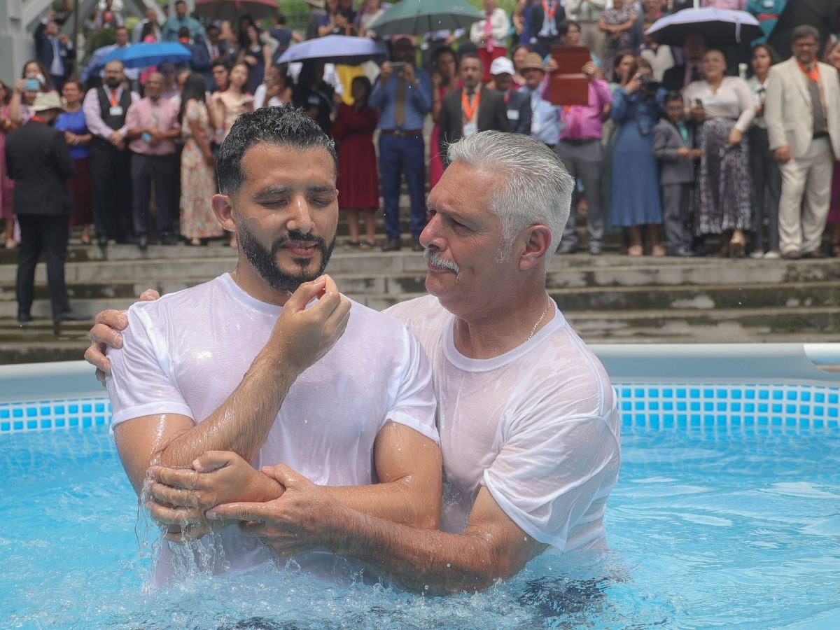 Los Testigos de Jehová celebraron uno de sus rituales más simbólicos, donde hicieron la inmersión de muchos de sus nuevos reclutas.