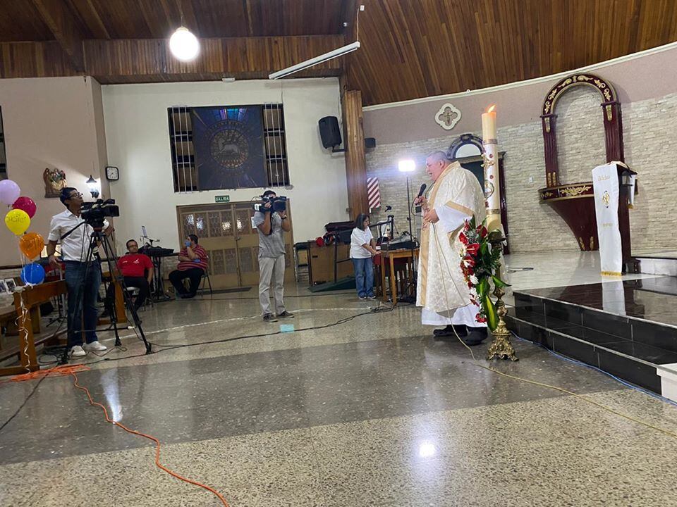 Fotos de católicos en las bancas de la Iglesia de Hatillo 3 le dan la vuelta al mundo