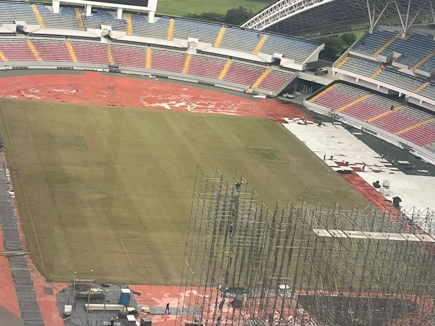 Así quedó la cancha del Estadio Nacional tras el concierto de Bad Bunny.