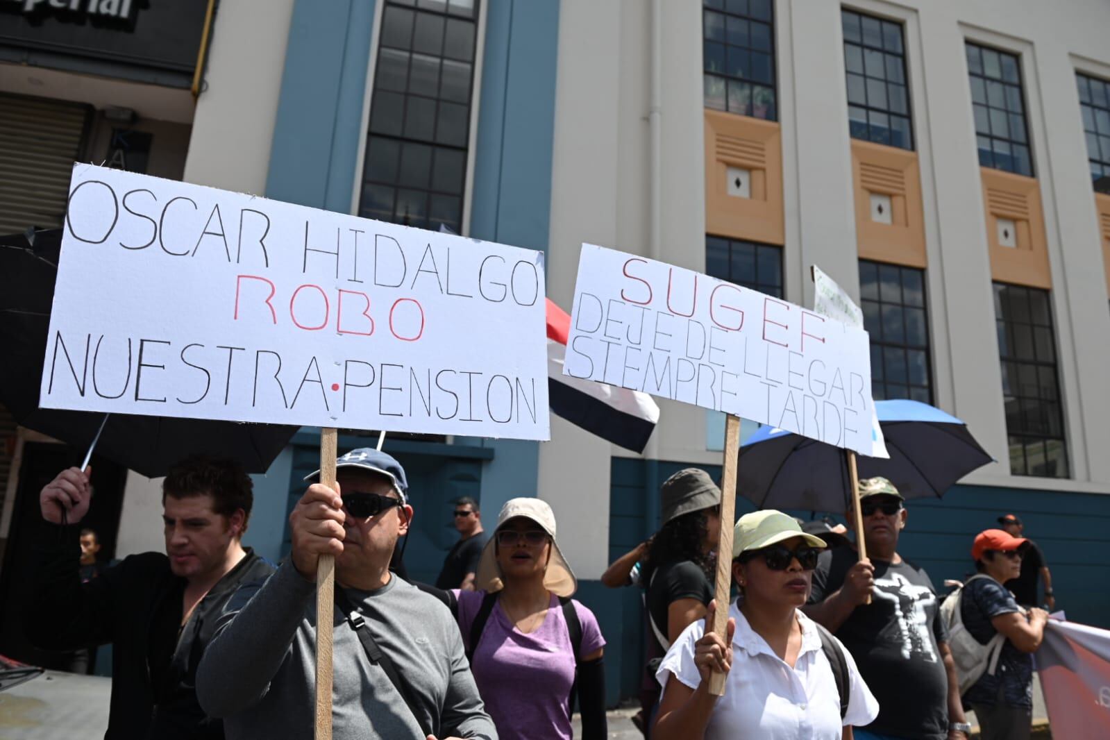 Clientes de Coopeservidores realizaron una manifestación el 4 de setiembre en San José.