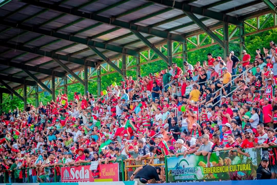 La afición de Guanacasteca reaccionó rápidamente por el hecho.