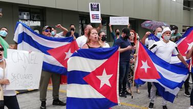 Cubanos en Costa Rica a gobierno de la isla: “¡Dictadores asesinos!”