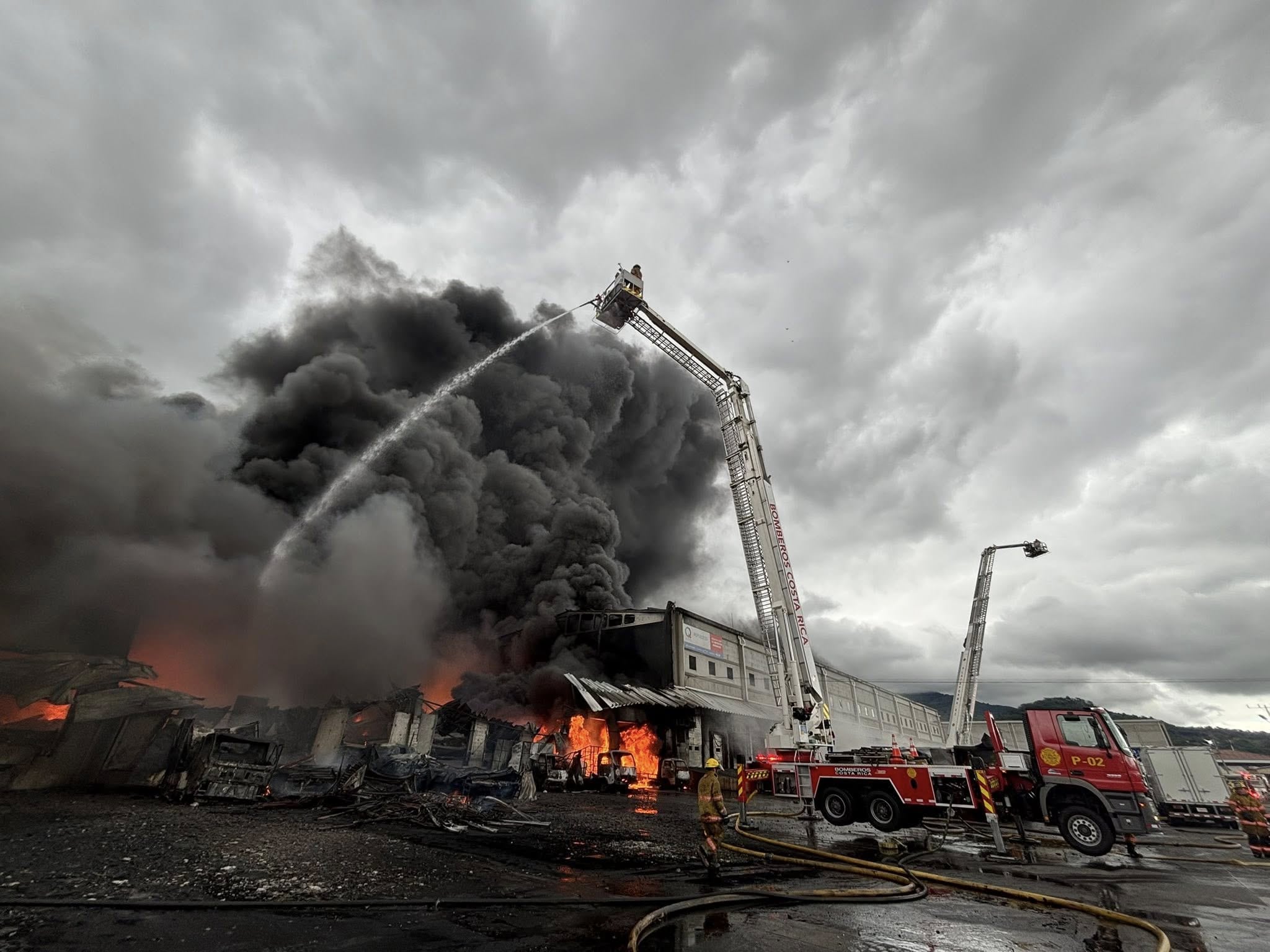 Bomberos este domingo 23 de noviembre en uno de los focos activos del incendio en Desamparados, en las bodegas de AlfiBrisas. Fotografía: